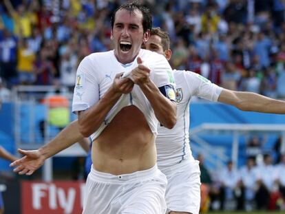 God&iacute;n celebra su gol frente a Italia.