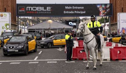 La Guardia Urbana controla el tráfico de taxis en la entrada de la fira de Montjuïc.