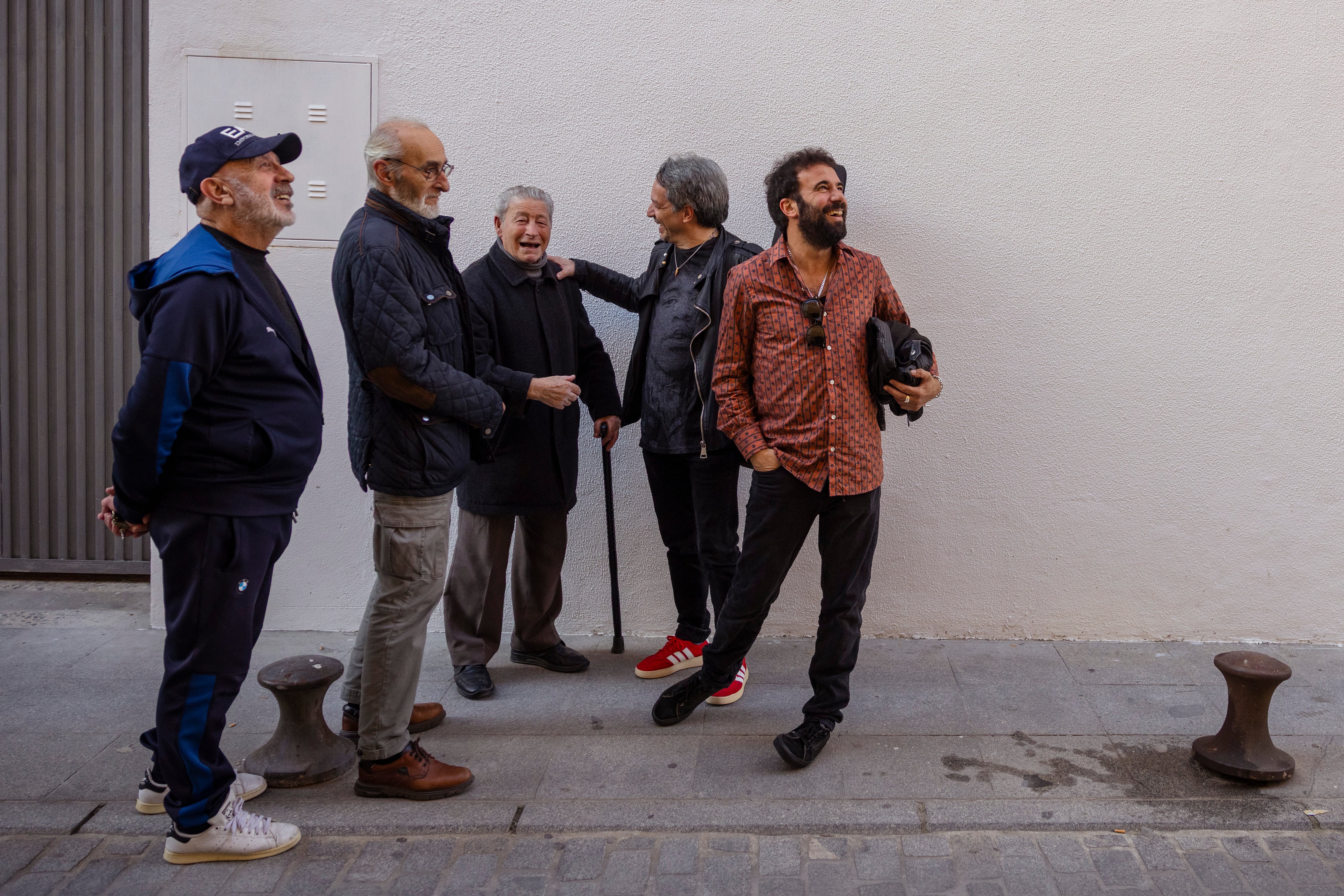 Diego 'El Ratón' y Canijo (los dos a la derecha) saludando a unos amigos en la calle Cruz de Jerez el pasado 23 de febrero. Allí vivía Diego, y Canijo y Migue iban a que les diese clases de guitarra. 