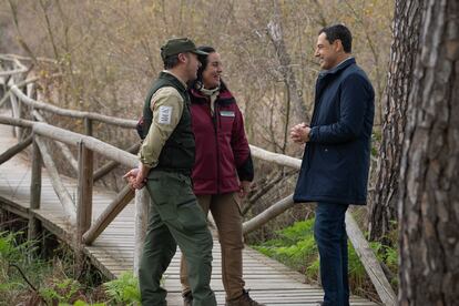 El presidente de la Junta de Andalucía, Juan Manuel Moreno, en un momento de la emisión de su discurso de Navidad desde el Parque Nacional de Doñana. / JUNTA DE ANDALUCÍA