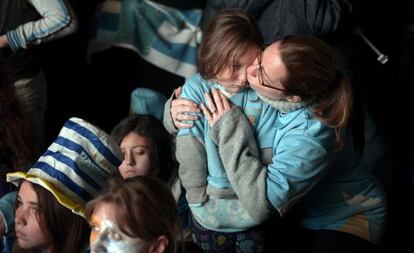Una madre y su hijo miran la derrota uruguaya en Montevideo.