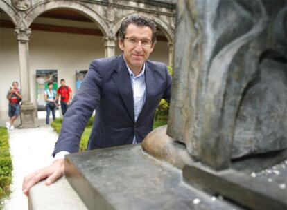 Alberto Núñez Feijóo en el claustro del Pazo de Fonseca, en Santiago.