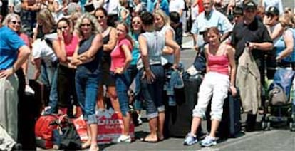 Grupo de turistas desalojados ayer de la terminal Pablo Ruiz Picasso del aeropuerto de Málaga.