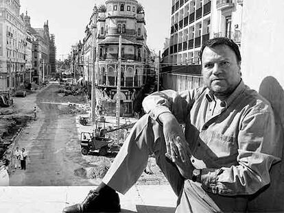 Sánchez Monteseirín, en la terraza de su despacho del Ayuntamiento, desde donde se ven las obras en la Avenida de la Constitución.