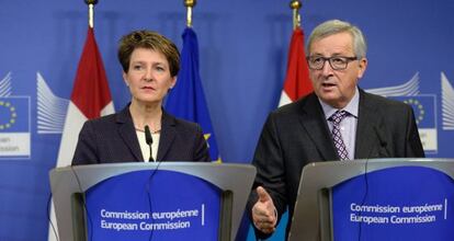 La presidenta de la confederación suiza, Simonetta Sommaruga, y el presidente de la Comisión, Jean-Claude Juncker.