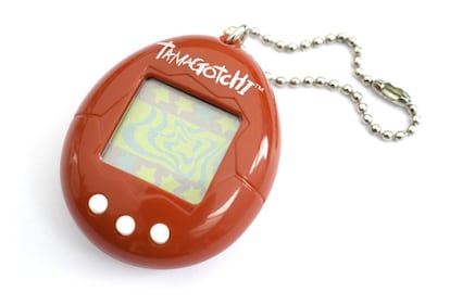 Con la tecnología ya completamente integrada en la industria juguetera, 1996 fue el año en que salió a la venta el Tamagotchi, un animalito que habitaba en una especie de llavero electrónico al que debíamos alimentar, dar mimos o jugar para que no muriera. Comercializados por Bandai, este concepto de mascota virtual, ha ido evolucionando y ampliando sus utilidades hasta llegar a nuestros días. Ahora, por ejemplo, los Tamagotchi pueden interactuar entre ellos desde distintos dispositivos y sus personajes se han convertido en protagonistas de juegos para la Wii o la Nintendo DS.