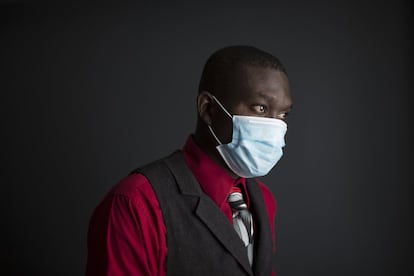 Retrato de Fran, de 39 años. Este hombre trabaja como vigilante de seguridad en un bloque de apartamentos, desde hace más de 10 años. Durante la pandemia, su mujer, Soline, perdió su trabajo como empleada doméstica. En ese momento, además, estaba embarazada de su tercera hija, y pasaron muchos apuros económicos al tener que sobrevivir solamente con un sueldo.