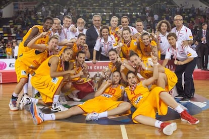 La selección española celebra el título