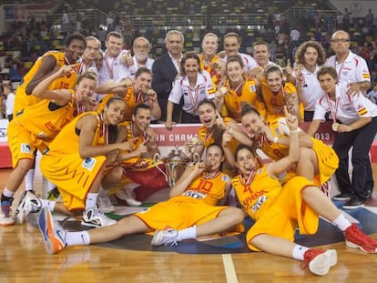 La selección española celebra el título