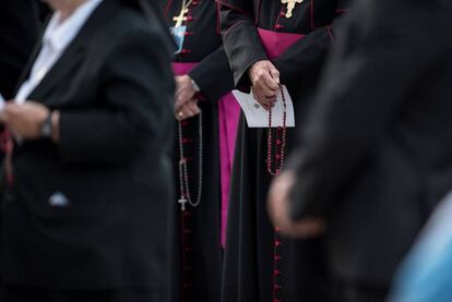 Obispos y miembros del clero rezan el rosario.