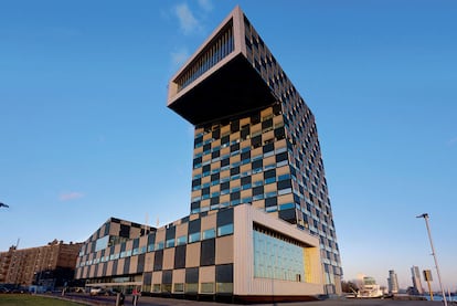 Sus formas zigzageantes están inspiradas en las grúas cercanas a esta escuela vinculada a la Universidad Marítima de Rotterdam. En la parte superior se encuentra un auditorio para 300 personas. Obra de Neutelings Riedijk Architecten (<a href="http://www.neutelings-riedijk.com/" rel="nofollow" target="_blank">www.neutelings-riedijk.com</a>).