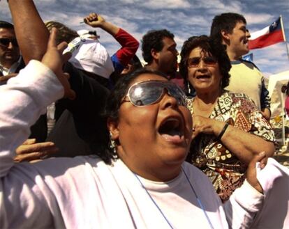 Familiares de los mineros celebran la llegada de equipos de rescate