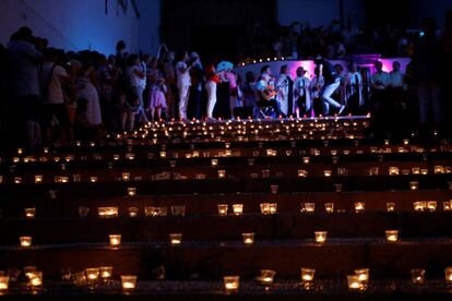 La asociación cultural Córdoba Sólo Hay Una celebró este domingo su Noche Mágica con el encendido de más de 2.000 velas en la Cuesta del Bailío, un lugar emblemático en Córdoba capital.