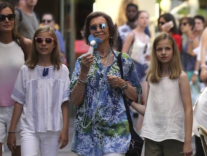 La reina Letizia, la infanta Sofía, la reina Sofía y la princesa Leonor, paseando por Palma el pasado lunes. 