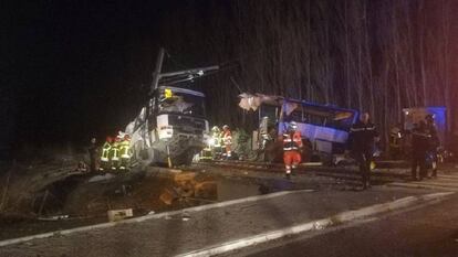 Servicios de emergencias, tras la colisión de un tren y un autobús escolar, este jueves en Millas (Francia).