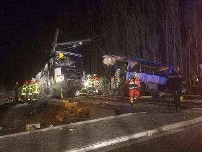 Servicios de emergencias, tras la colisión de un tren y un autobús escolar, este jueves en Millas (Francia).
