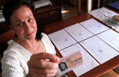Rosa Martín, con su DNI y seis certificados del INEM.