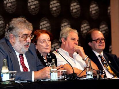 A la imatge, Lara, amb els escriptors i membres del jurat del premi Planeta, Rosa Regàs, Juan Marsé i Pere Gimferrer.