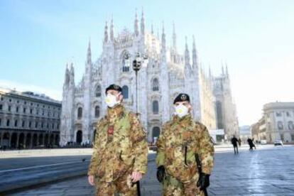 Militares con mascarillas ante el Duomo (Catedral) de Milán.