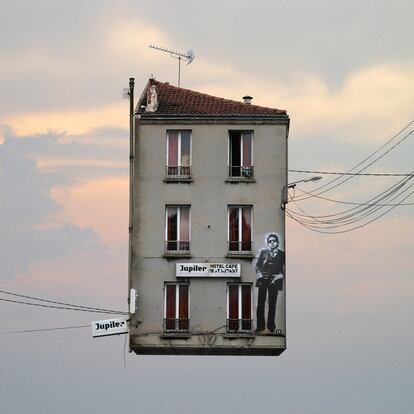 Amanhecer. Em que pensará a garota do apartamento do terceiro andar deste hotel?