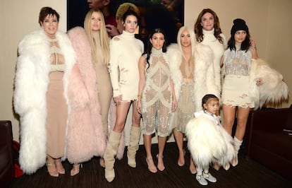 De izquierda a derecha: Kris Jenner, Khloé Kardashian, Kendall Jenner, Kourtney y Kim Kardashian, Caitlyn y Kylie Jenner, y la pequeña North West.