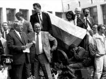 Subido en un tanque, Borís Yeltsin se dirige a la multitud ante la Casa Blanca de Moscú el 19 de agosto de 1991.