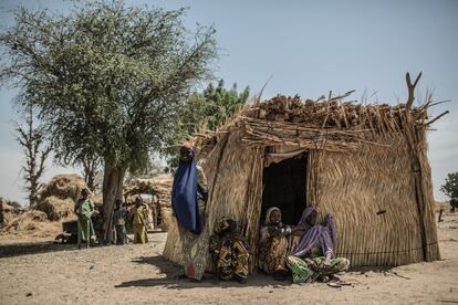 Uma cabana em Jakkana. Os refugiados sobrevivem em choças precárias, sem luz nem água corrente.