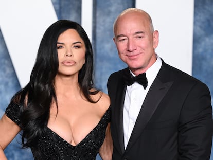 Jeff Bezos con su pareja, Lauren Sanchez, en la fiesta de los Oscar de Vanity Fair de 2023.