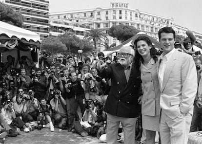 El director británico Richard Attenborough (i), la actriz norteamericana Sandra Bullock, y el actor Chris O'Donnell posaban para la presna en el Festival de Cannes de 1996, donde presentaron su película 'En amor y guerra'.