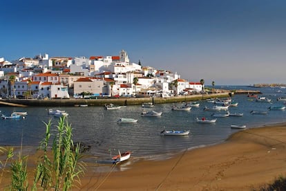 Volvemos a la EN125 para enfilar hacia Portimão. El viaje está salpicado de pequeñas calas, y la mil veces fotografiada Praia da Rocha. Una inmensa alfombra de arena fina protegida por acantilados y rocas de caprichosas formas hacia la que mira el hotel Bela Vista, de principios del siglo XX, un símbolo de la ‘belle époque’ en la ciudad. Junto al puerto, el embriagador aroma de las sardinas asadas lo impregna todo. Decenas de restaurantes las preparan junto al puerto, tentación en la que es recomendable caer. Después, quedan visitas en las inmediaciones, como la ría de Alvor, donde los pescadores siguen capturando peces y mariscos utilizando artes tradicionales. Al atardecer el mejor de los miradores se encuentra en la fortaleza de Santa Catarina de Ribamar. Los barcos de recreo comienzan a encender sus luces sobre un mar que pasa del azul al naranja.