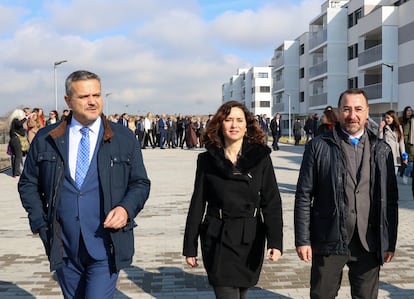 Isabel Díaz Ayuso y el alcalde de Colmenar Viejo, Carlos Blázquez (derecha), durante la entrega de 282 viviendas del Plan Vive en febrero de 2025. 
