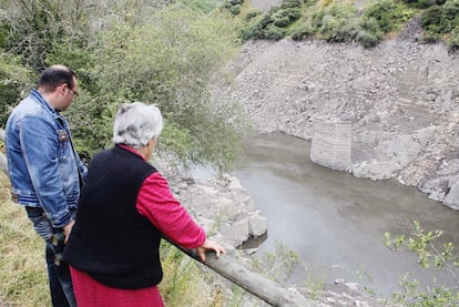 Vecinos de la zona observan los vestigios del puente de Paradela, que en pocos días desaparecerán bajo las aguas del Sil.