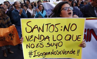 Manifestantes en contra de la venta, en las calles de Bogotá.