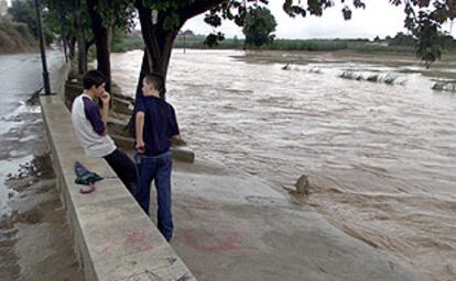 El río Turia con una notable crecida por el agua de las tormentas a su paso por Riba-roja, ayer por la mañana.