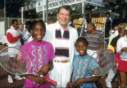 Las Williams, en 1990, con Ronald Reagan. Desde entonces ha habido cinco presidentes en EE UU.