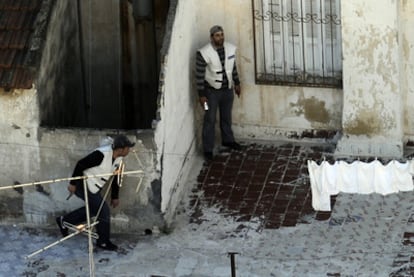 Dos agentes tunecinos toman la azotea de un edificio en Túnez.