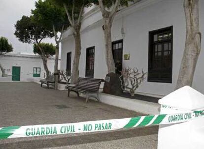 El Ayuntamiento de Yaiza (Lanzarote), acordonado por la Guardia Civil