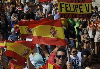 Público asistente al exterior del Palacio Real de Madrid