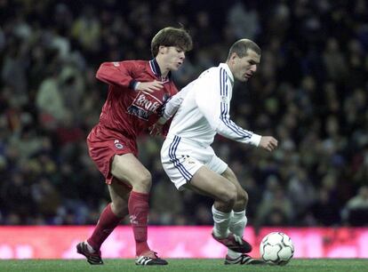 En la imagen, encuentro disputado entre el Real Madrid y la Real Sociedad el 15 de diciembre de 2001. Zidane (dcha.) intenta progresar en su avance ante la oposición de Xabi Alonso.