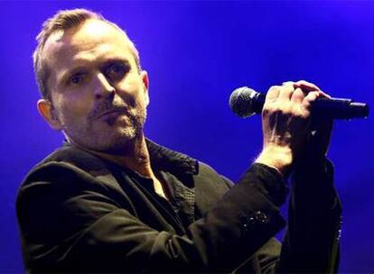 Miguel Bosé, en una actuación de su gira.