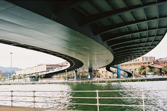 El puente Euskalduna, diseñado por el ingeniero Javier Manterola, en Bilbao.