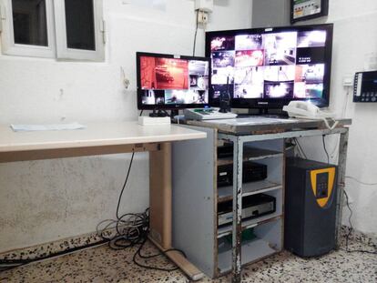 Instalaciones de la sala de vigilancia del Centro de Internamiento de Extranjeros (CIE) de Algeciras.
