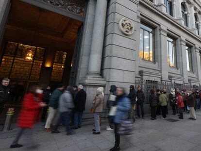 Numerosas personas hace colas ante la sede del Banco de España en Madrid para comprar deuda pública española.