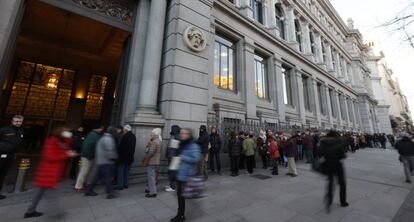 Numerosas personas hace colas ante la sede del Banco de España en Madrid para comprar deuda pública española.