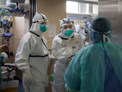 Sanitarios en la UCI del Hospital Vall d’Hebron de Barcelona, este domingo.