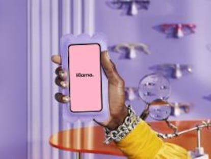 Móvil con la app de Klarna.