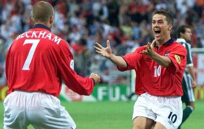 Owen y Beckham, en la Eurocopa de 2000.