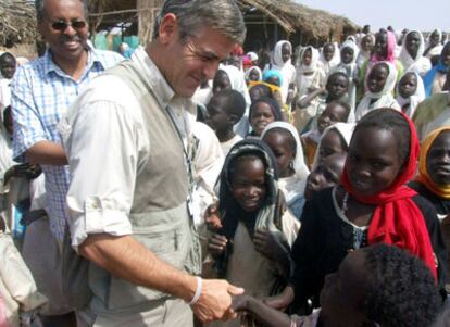 Clooney en un campo de refugiados al norte de Darfur en 2008.