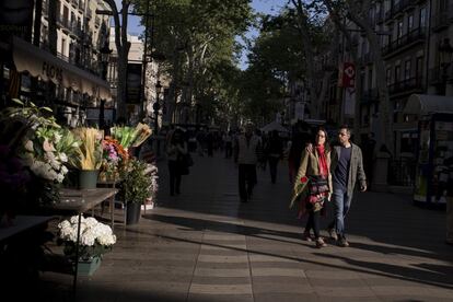 Parades de roses a punt a la Rambla de Catalunya de Barcelona.