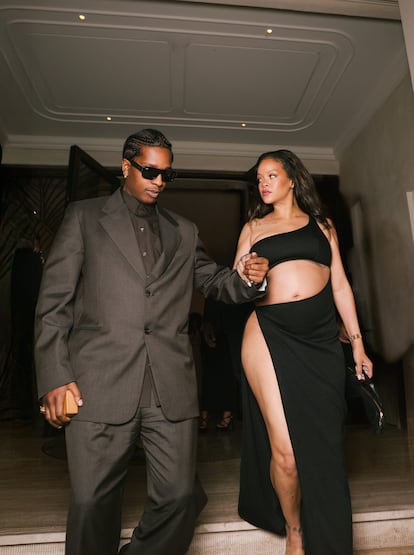 Rihanna y A$AP Rocky han acudido este año al Festival de Cannes, que celebra su edición número 78. La pareja posó en la alfombra roja, pero también disfrutó de su tiempo libre. Cenaron en el restaurante Palm Beach, a cuya salida fue captada esta imagen, un lujoso complejo fundado en 1928 que además de con restaurante cuenta con casino, tiendas de lujo y club. En la cita, la cantante de Barbados hizo gala de su personalísimo estilo de embarazada: lució un vestido asimétrico con una pronunciada raja lateral en la falda. El vestido es una pieza del diseñador texano Brandon Maxwell, que ha vestido a otras figuras conocidas, como Lady Gaga, Michelle Obama, Nicole Kidman o Viola Davis.